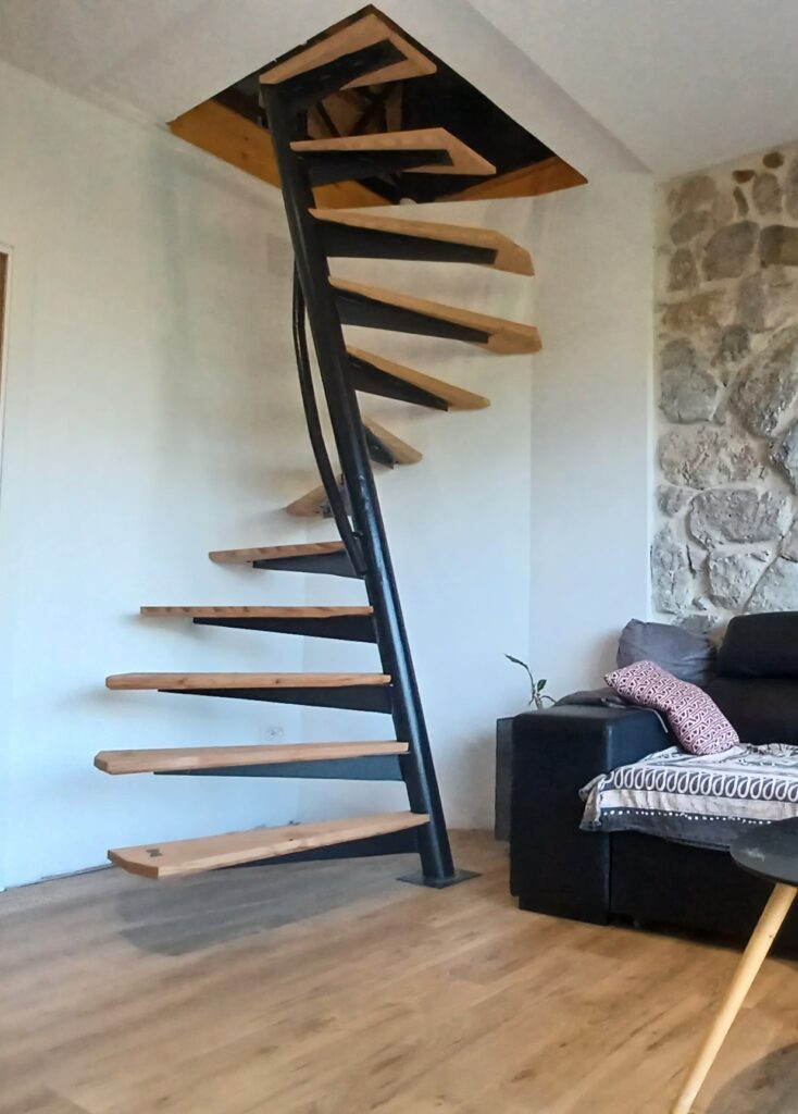 Escalier en ossature métallique, finition bois